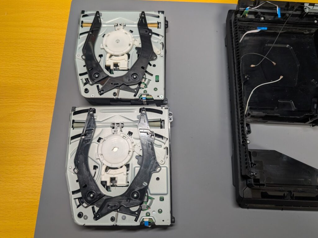 CUH-7000Bの新しいディスクドライブと古いディスクドライブの写真