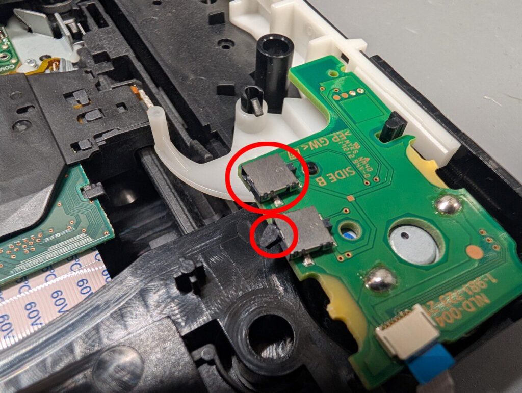 CUH-7000Bのディスクドライブ内部の基板を修理しているときの写真