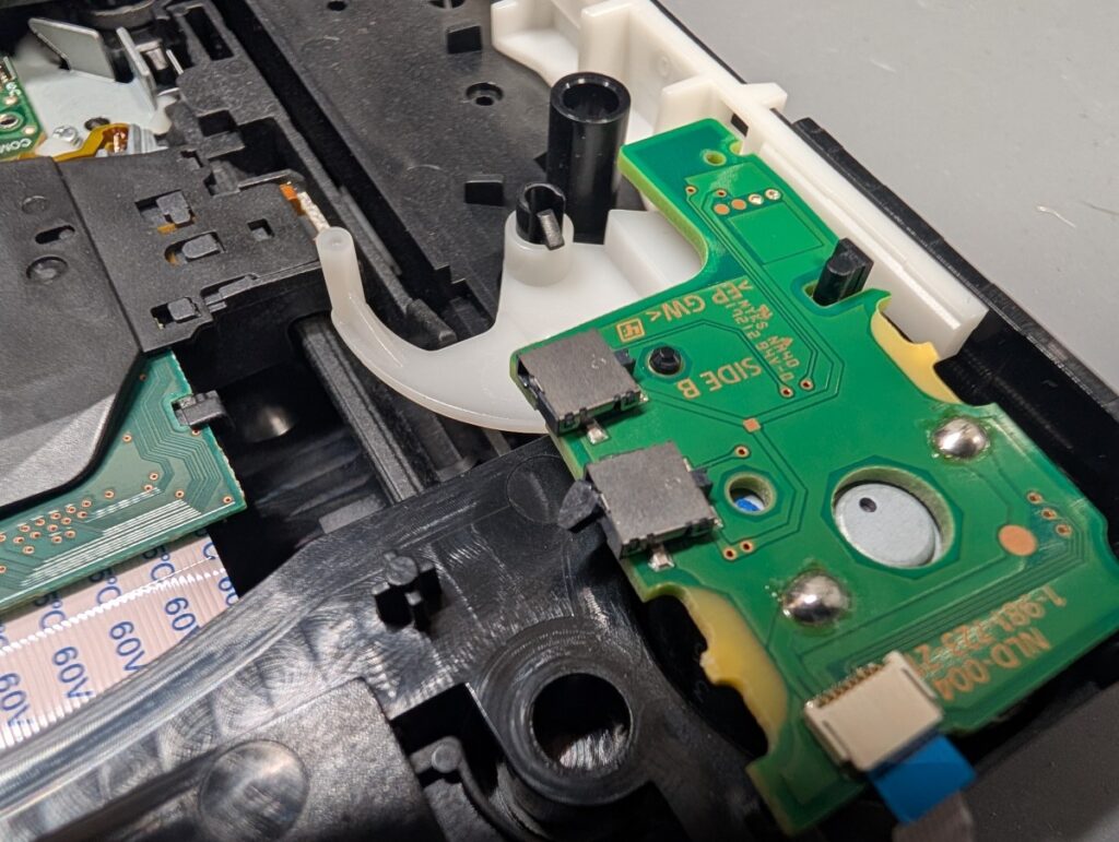 CUH-7000Bのディスクドライブ内部の基板を修理しているときの写真