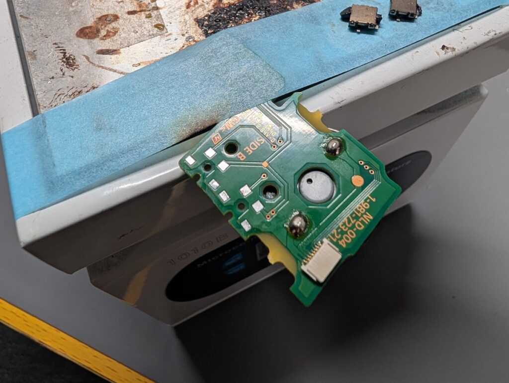 CUH-7000Bのディスクドライブ内部の基板を修理しているときの写真