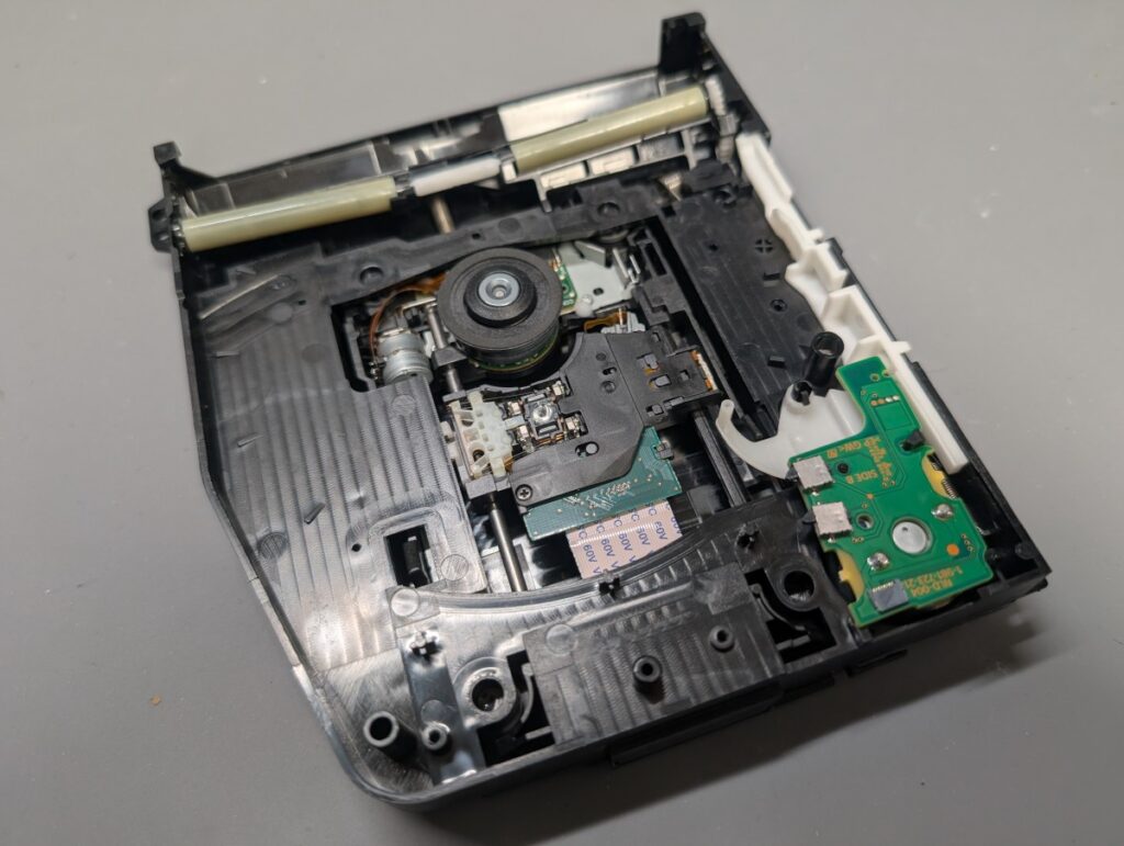 CUH-7000Bのディスクドライブ内部の基板を修理後、ドライブに戻した時の写真