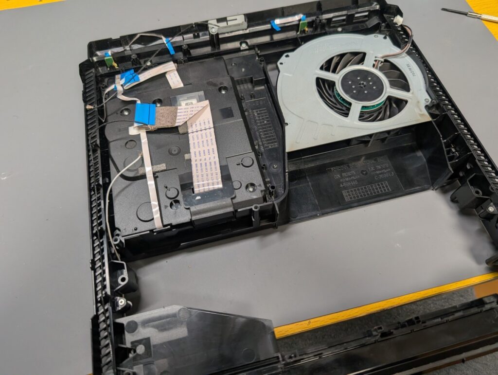 CUH-7000Bのドライブを本体に戻した時の写真