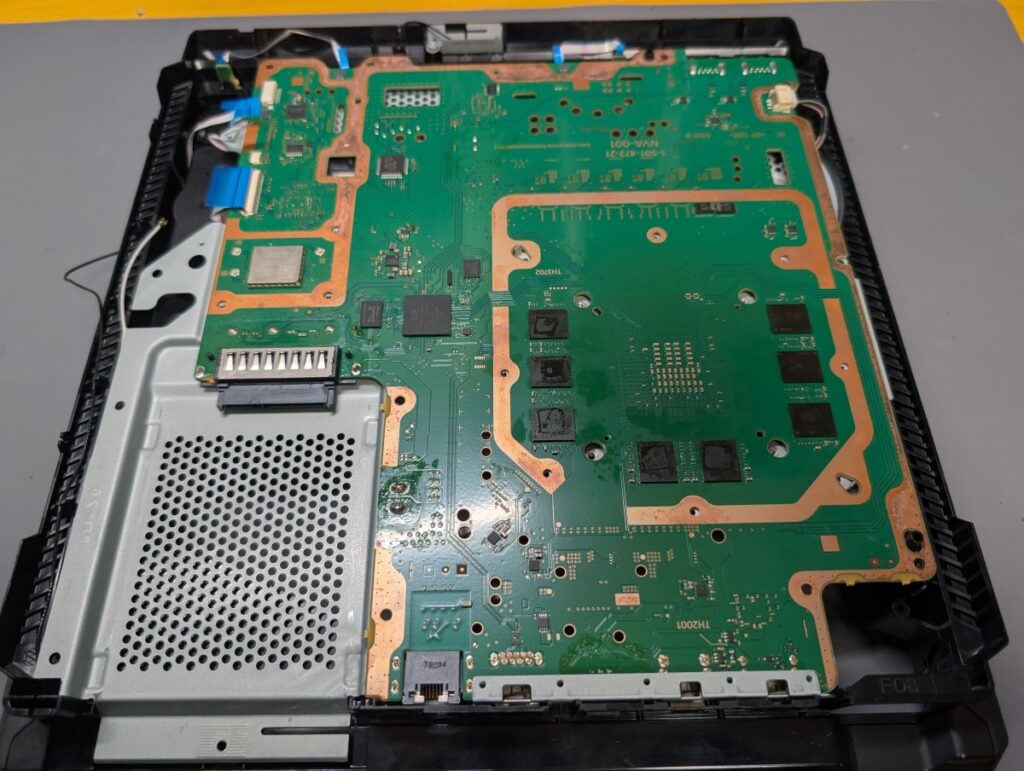 CUH-7000Bのショートしたメイン基板修理時の写真