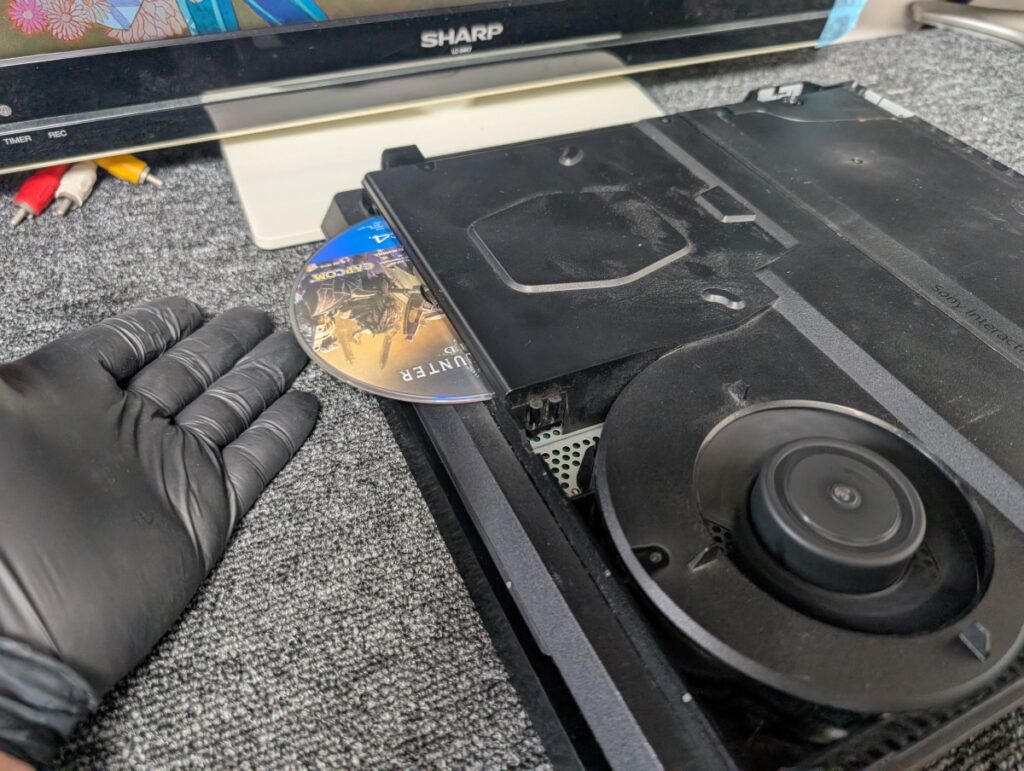 CUH-7000Bの動作確認時の写真
ディスク取り込み中