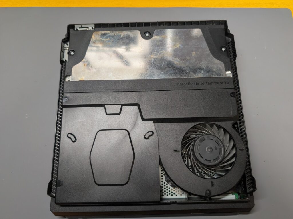 CUH-7000Bの電源ボックス側内部の写真