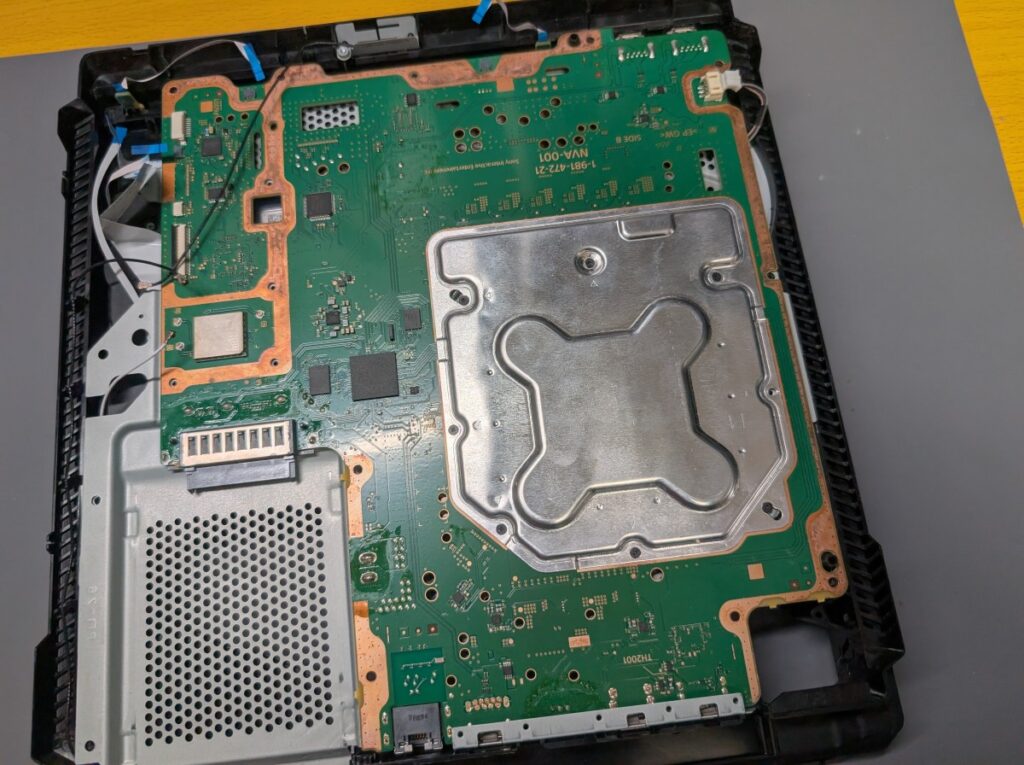 CUH-7000Bのメイン基板の写真