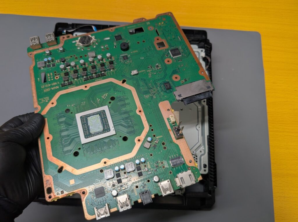 CUH-7000Bの基板取り外し時の写真