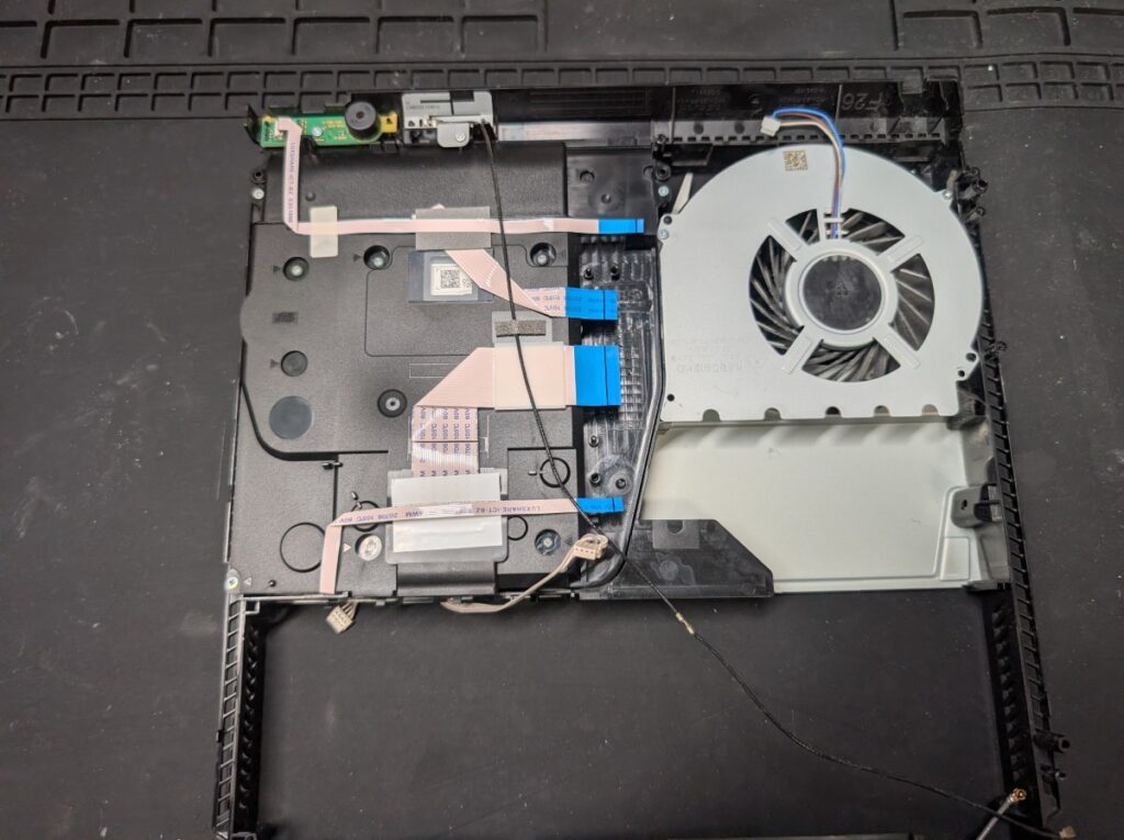 CUH-2100Aのドライブ取り出し時の分解時の様子