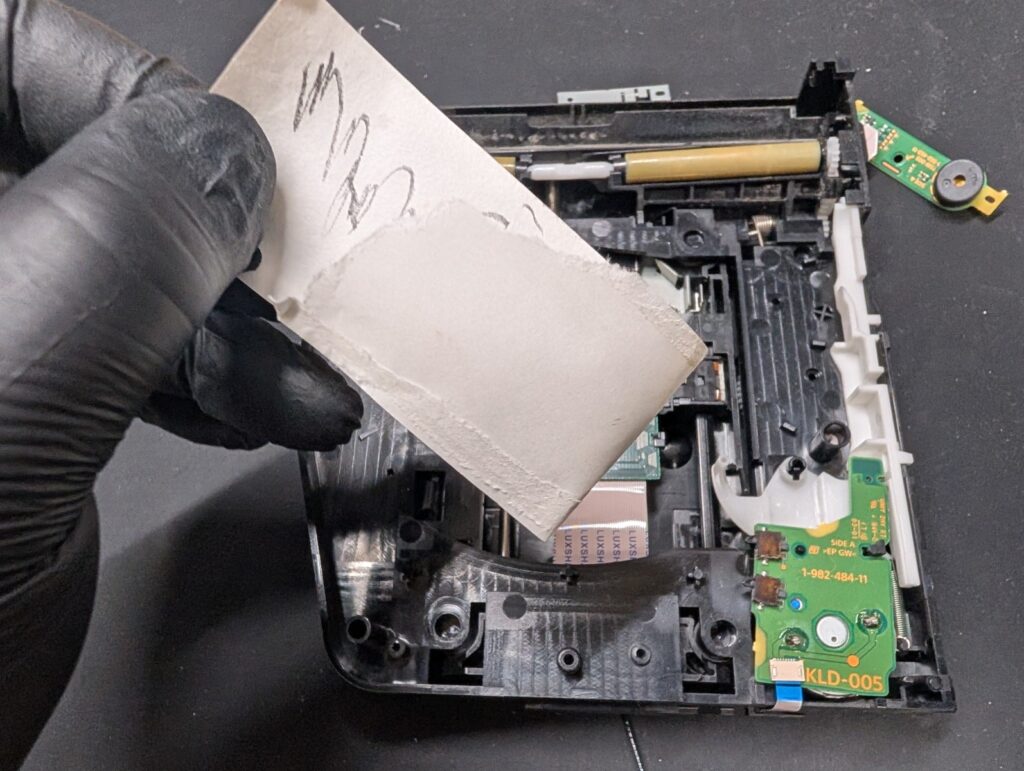 CUH-2100Aのディスクドライブ内に入った紙の様子
異物混入