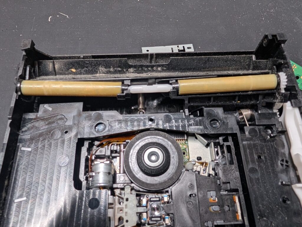 CUH-2100Aのディスクドライブ修理時の写真
劣化したローラー