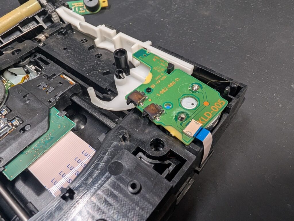 CUH-2100Aのディスクドライブ修理時の写真
接点不良を起こしたスイッチセンサー