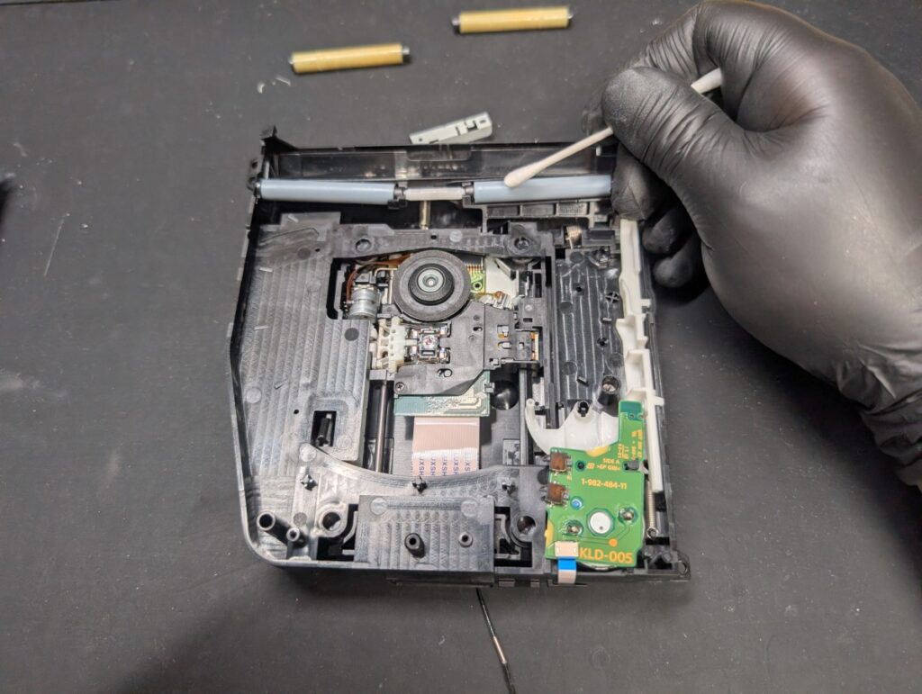CUH-2100Aのディスクドライブ修理時の写真
新しいローラーを取り付けて清掃している時の様子