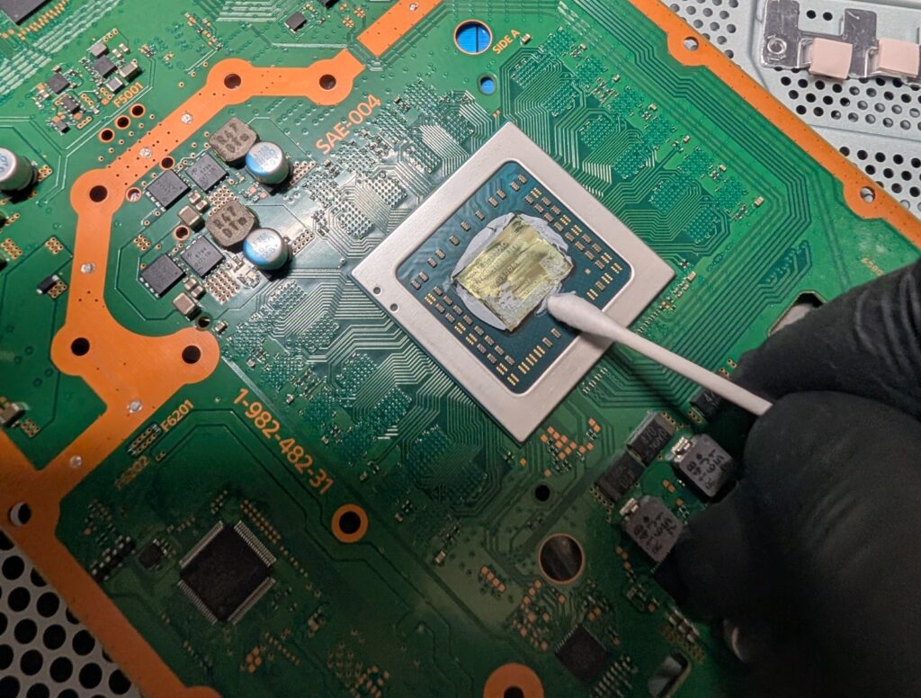 CUH-2100Aの組み立て時の写真
熱伝導グリス交換