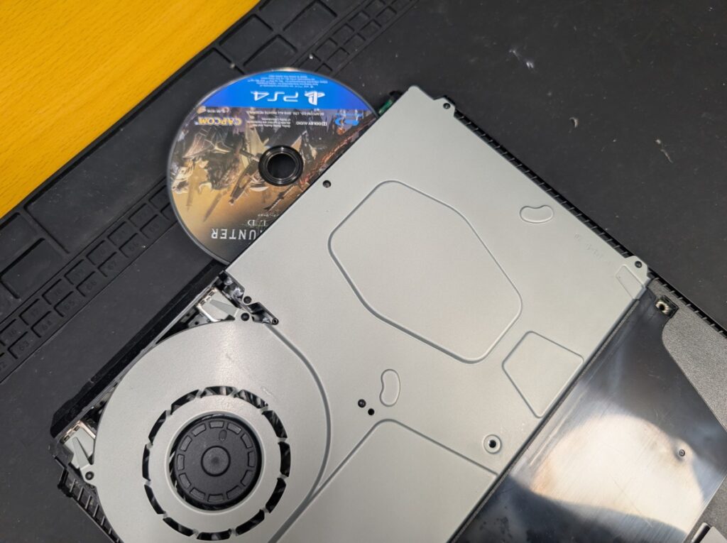 CUH-2100Aの組み立て時の写真
ディスク取りこみ時