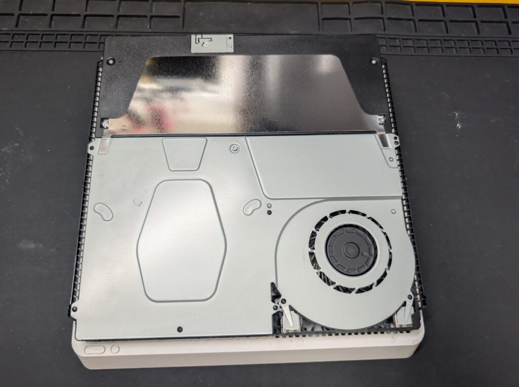 CUH-2100Aのドライブ取り出し時の分解時の様子