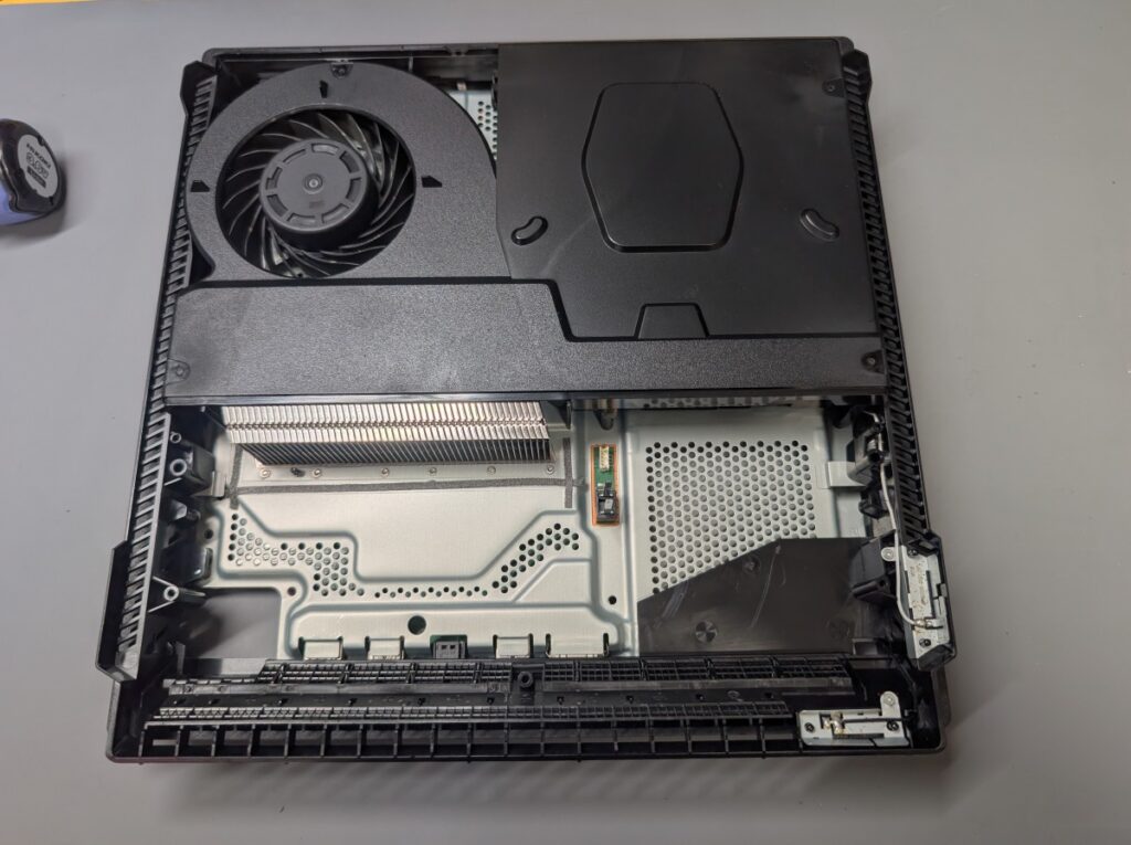 CUH-7200Bの清掃後の組み立て