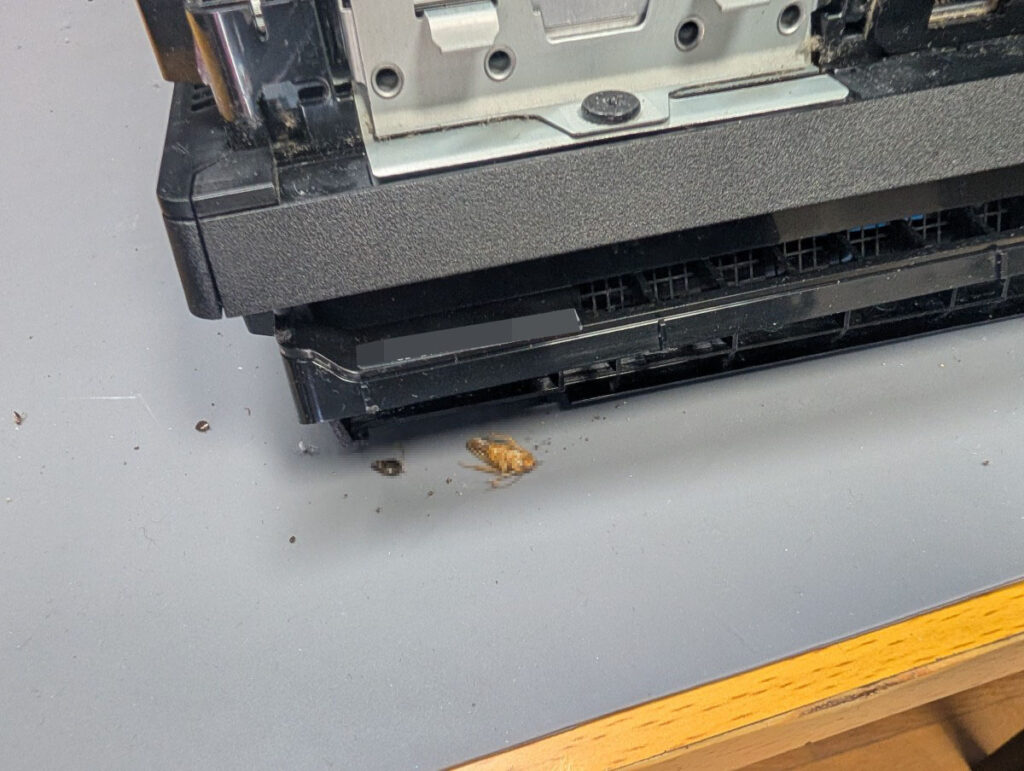 CUH-7200Bの内部 ゴキブリの死骸を発見