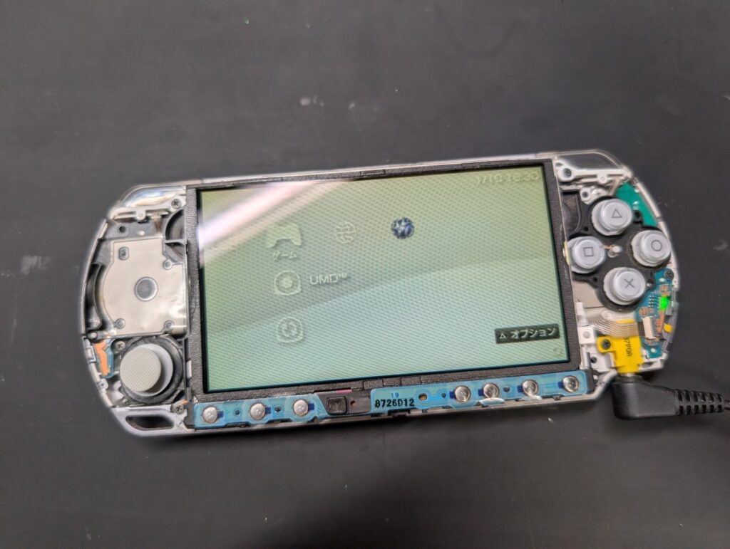 PSP-3000のUMDドライブ交換後の動作確認時の写真