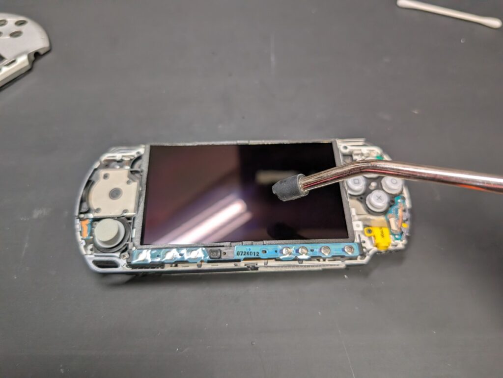 PSP-3000の液晶表面のゴミをエラーブローしているときの様子