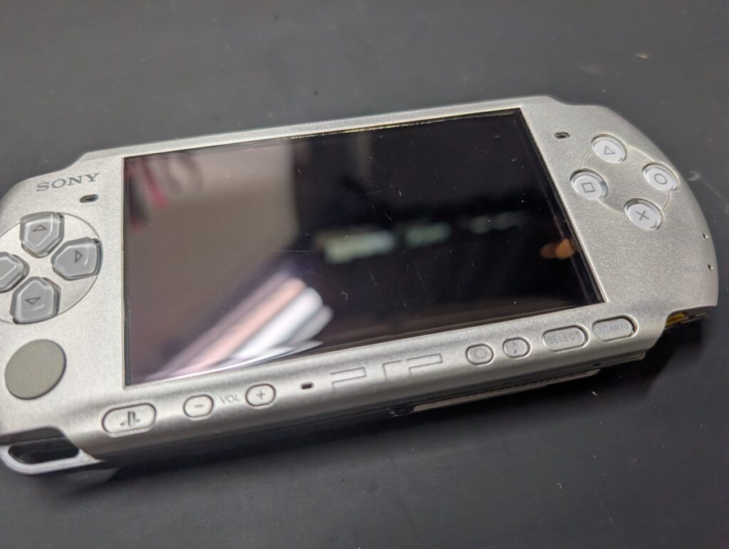 PSP-3000の上部カバーを取り付けた後の写真
組み立て時の様子