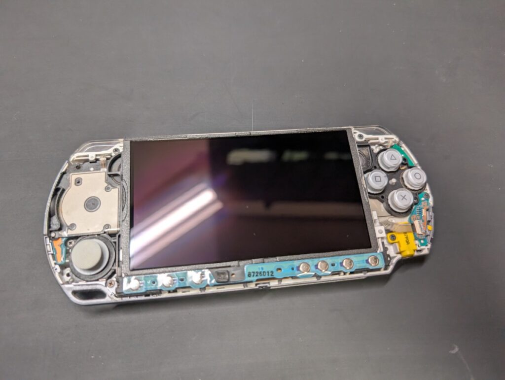 PSP-3000の内部の写真
上部カバーを外した後
