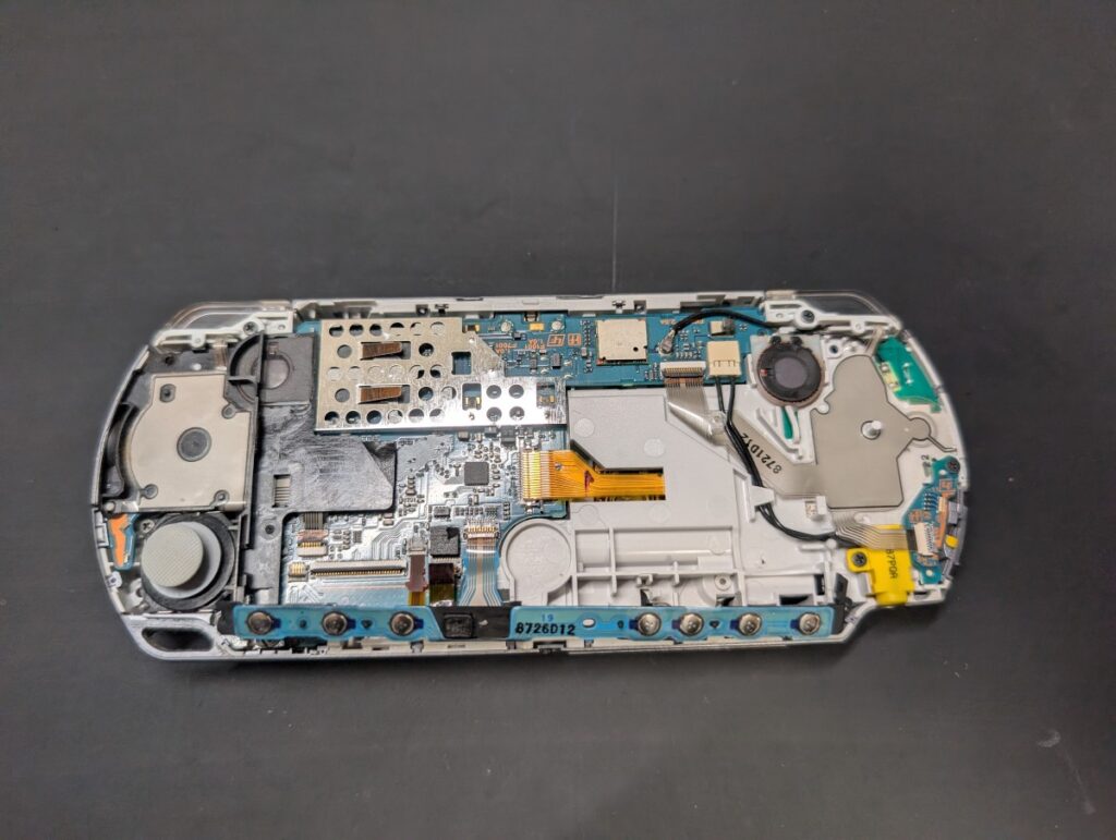 PSP-3000の内部の写真
液晶を取り外した後の様子