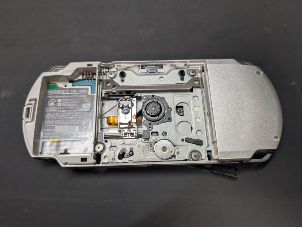 PSP-3000のUMDドライブの写真
本体分解時の様子