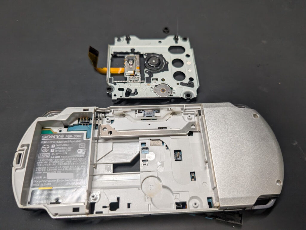 PSP-3000のUMDドライブを交換しているときの様子