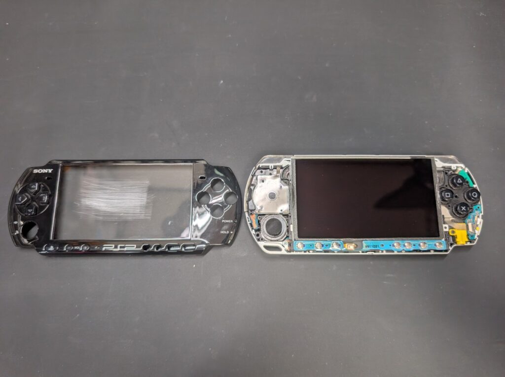 PSP-3000の上部カバーを外した後の写真