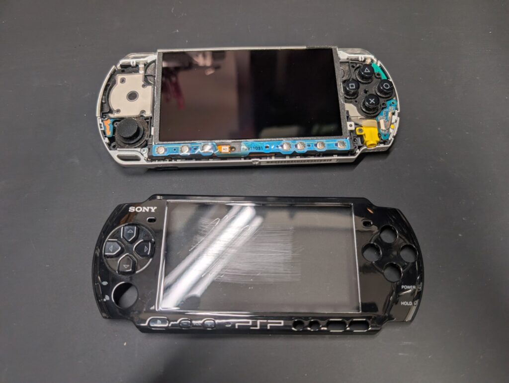 PSP-3000の液晶とプロテクターパネルの二層構造を説明している画像