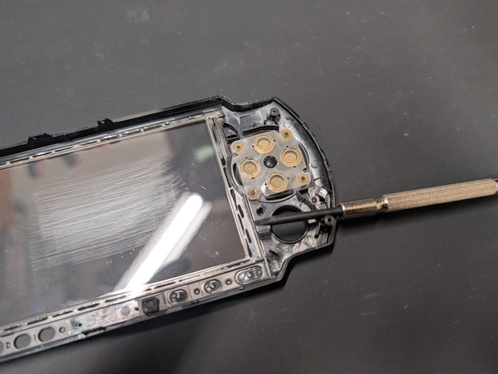 PSP-3000のプロテクターパネルを剥がしているときの写真