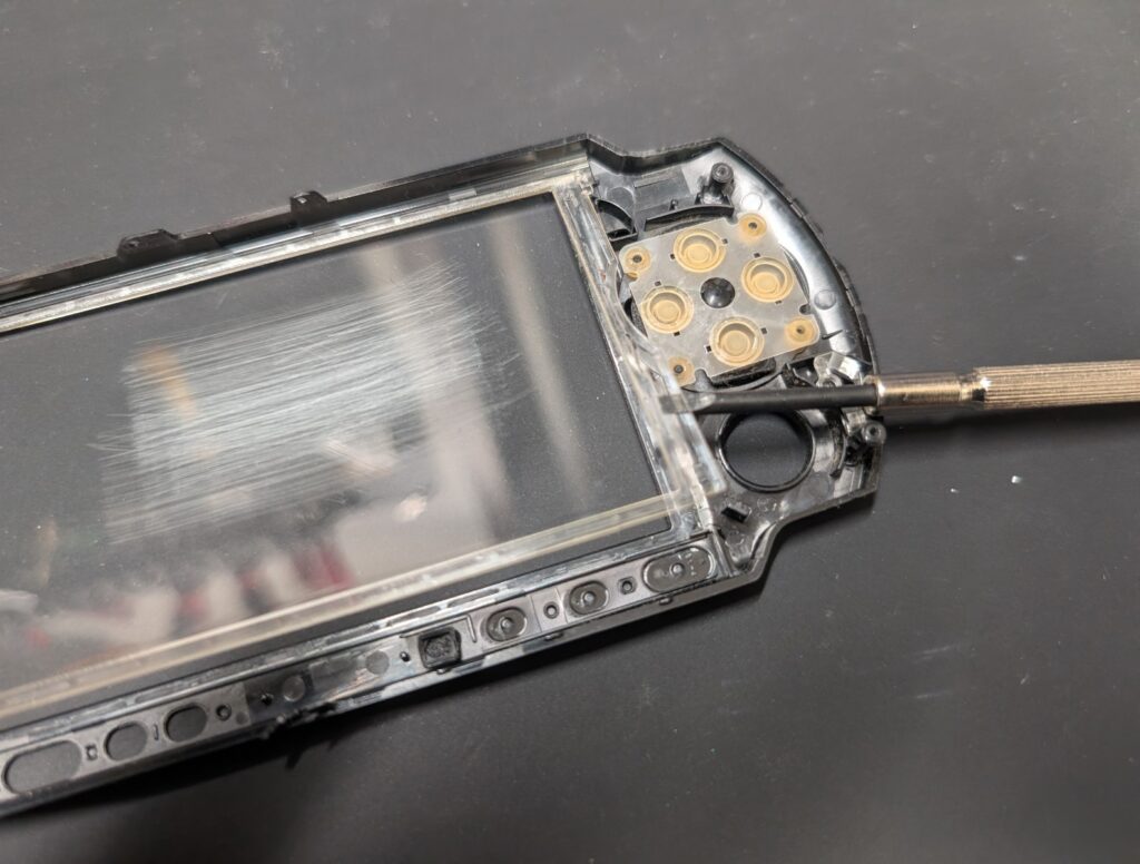 PSP-3000のプロテクターパネルを剥がしているときの写真