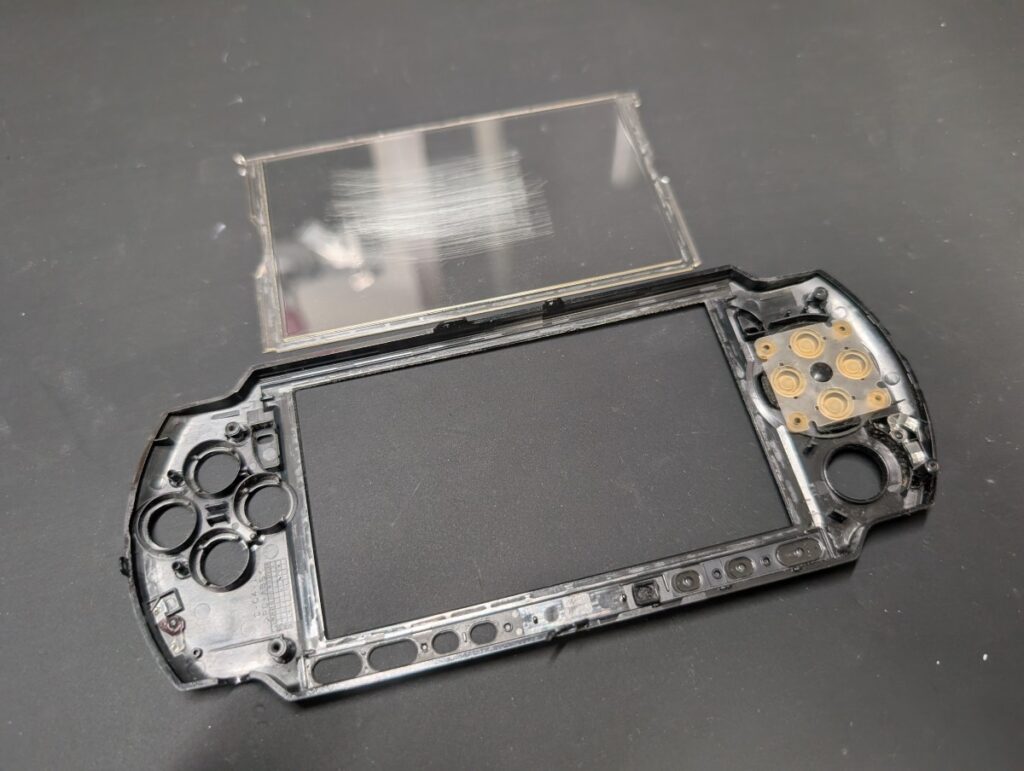 PSP-3000のプロテクターパネル取り外し時の写真