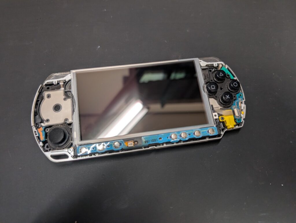 PSP-3000にガラス製のプロテクターパネルを取り付けた後の写真