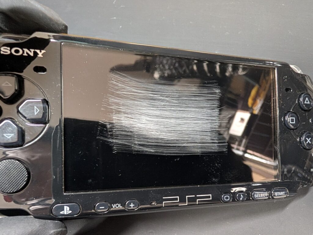 画面に傷が入ったPSP-3000の写真
アップ画像