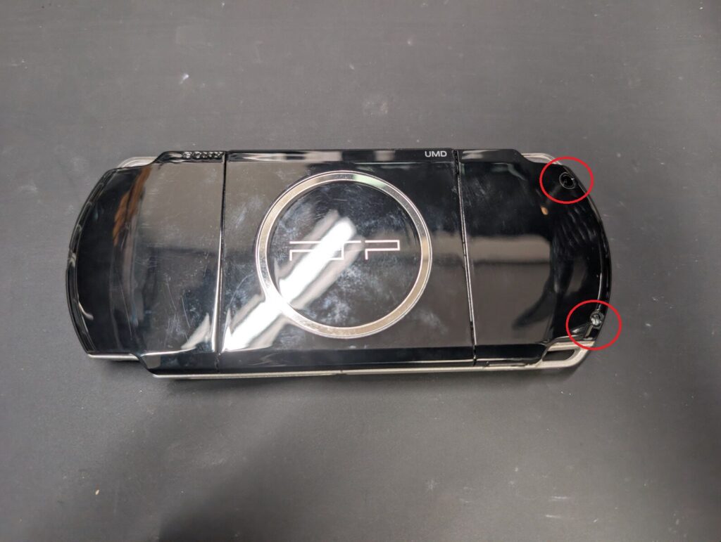 PSP-3000の外装固定ネジの位置を示した画像