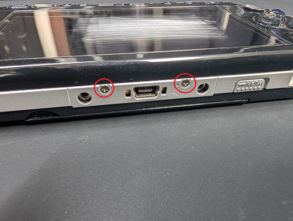 PSP-3000の外装固定ネジの位置を示した画像