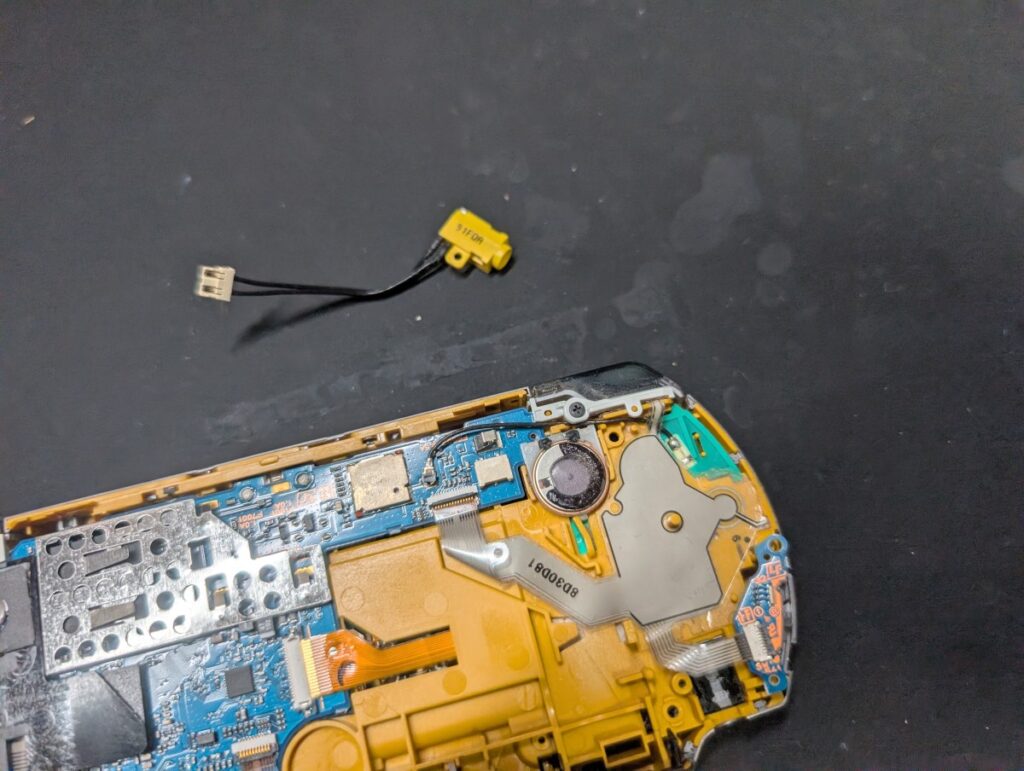 PSP-3000からケーブル差込口を外した時の写真