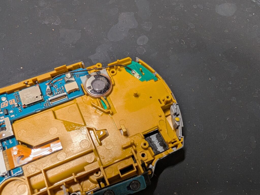 PSP-3000のボタンシートを剥がした後の清掃後の写真