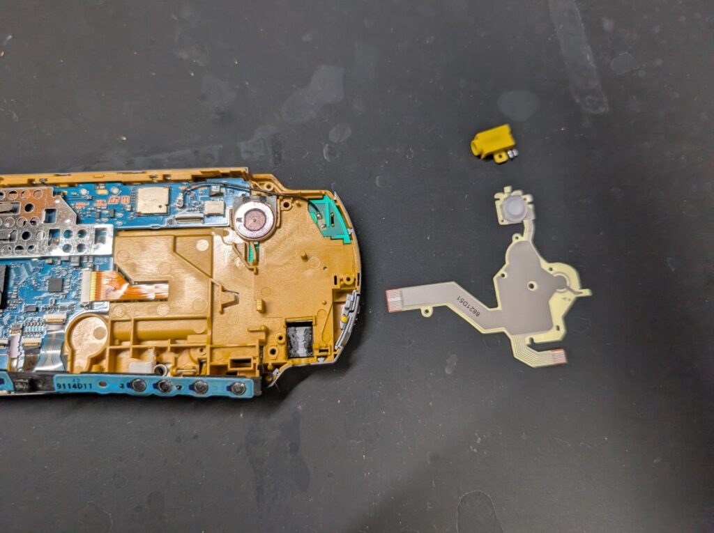 PSP-3000本体と新しいボタンシートの写真
取り付け前の様子