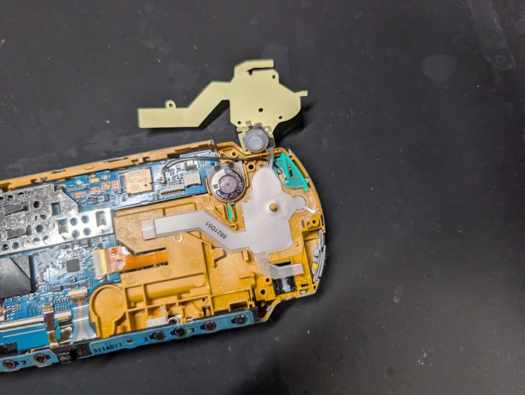 PSP-3000に新しいボタンシートを貼り付けているときの写真