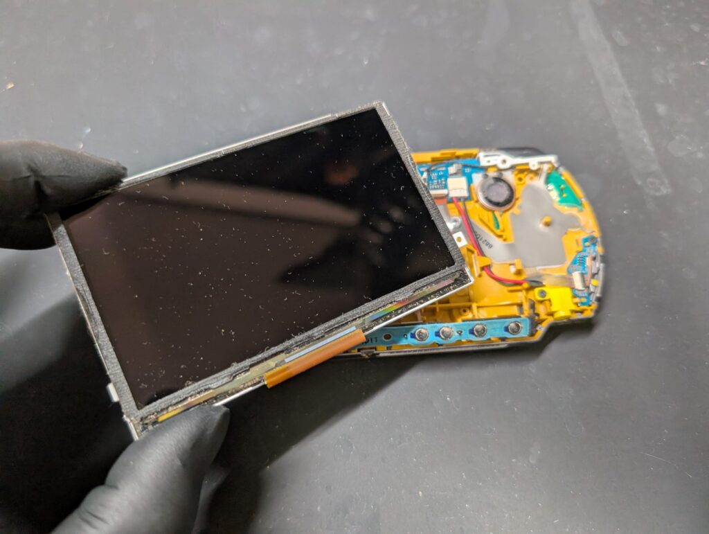 PSP-3000の液晶取り付け時の写真