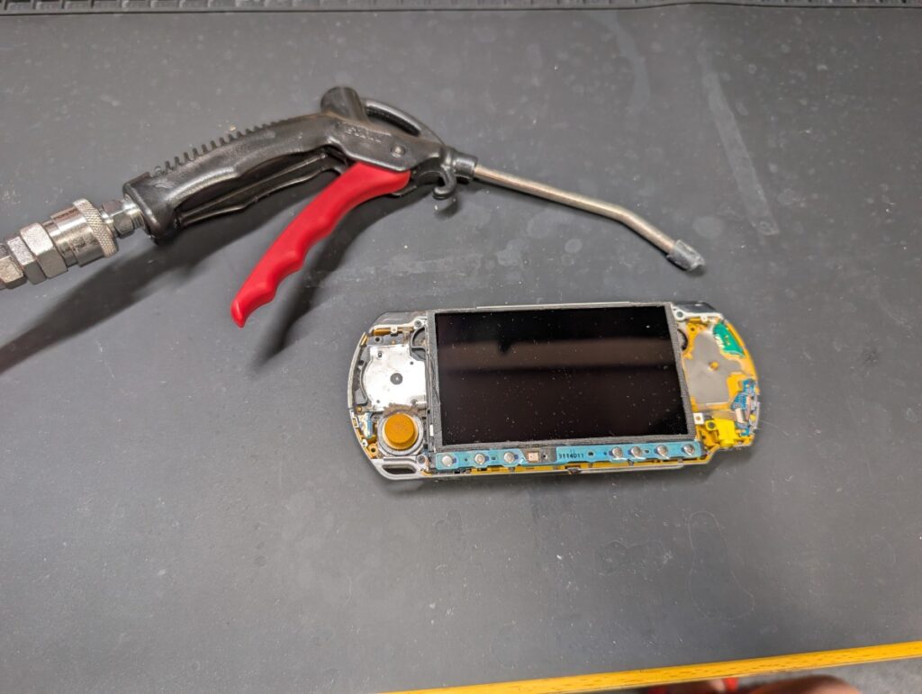 PSP-3000の液晶に付着したホコリを除去前の写真
エアーガンの写真