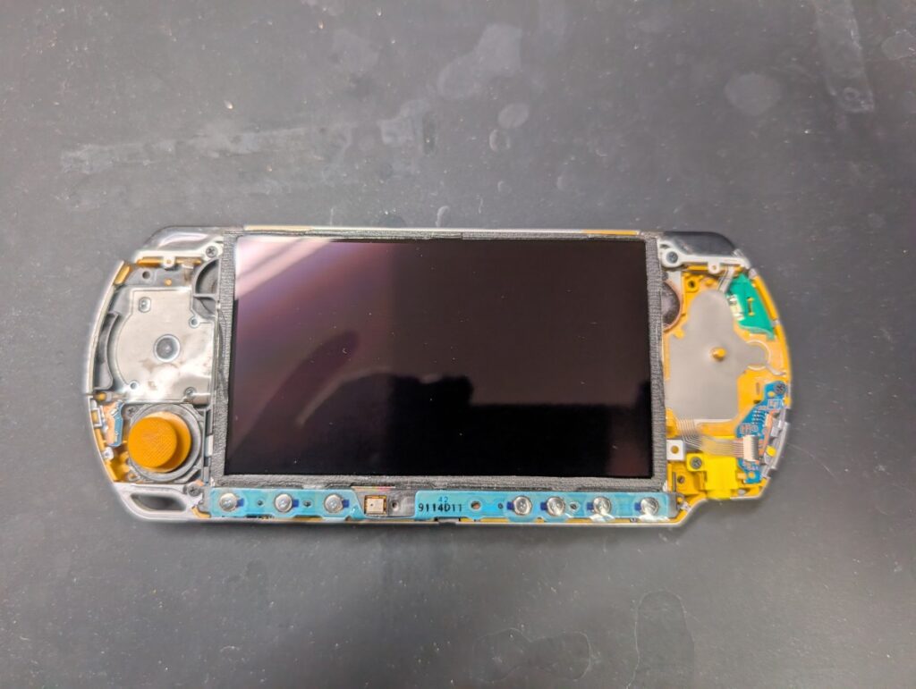 PSP-3000の液晶表面のホコリを除去した後の写真