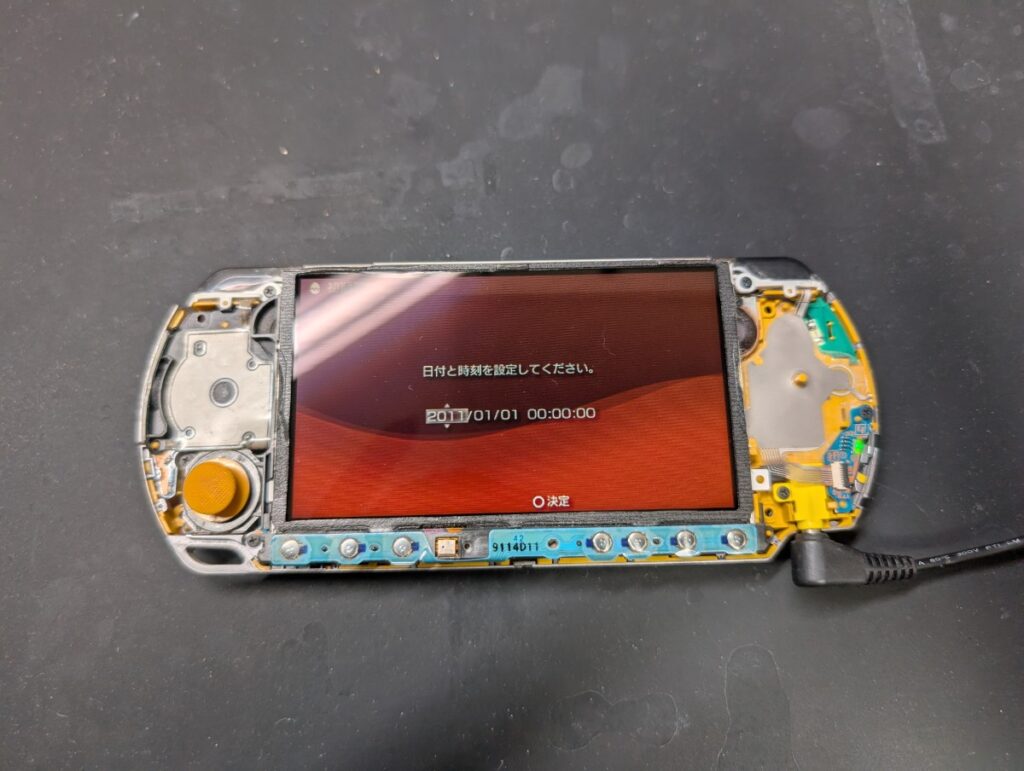 PSP-3000の液晶取り付け後、動作確認時の写真