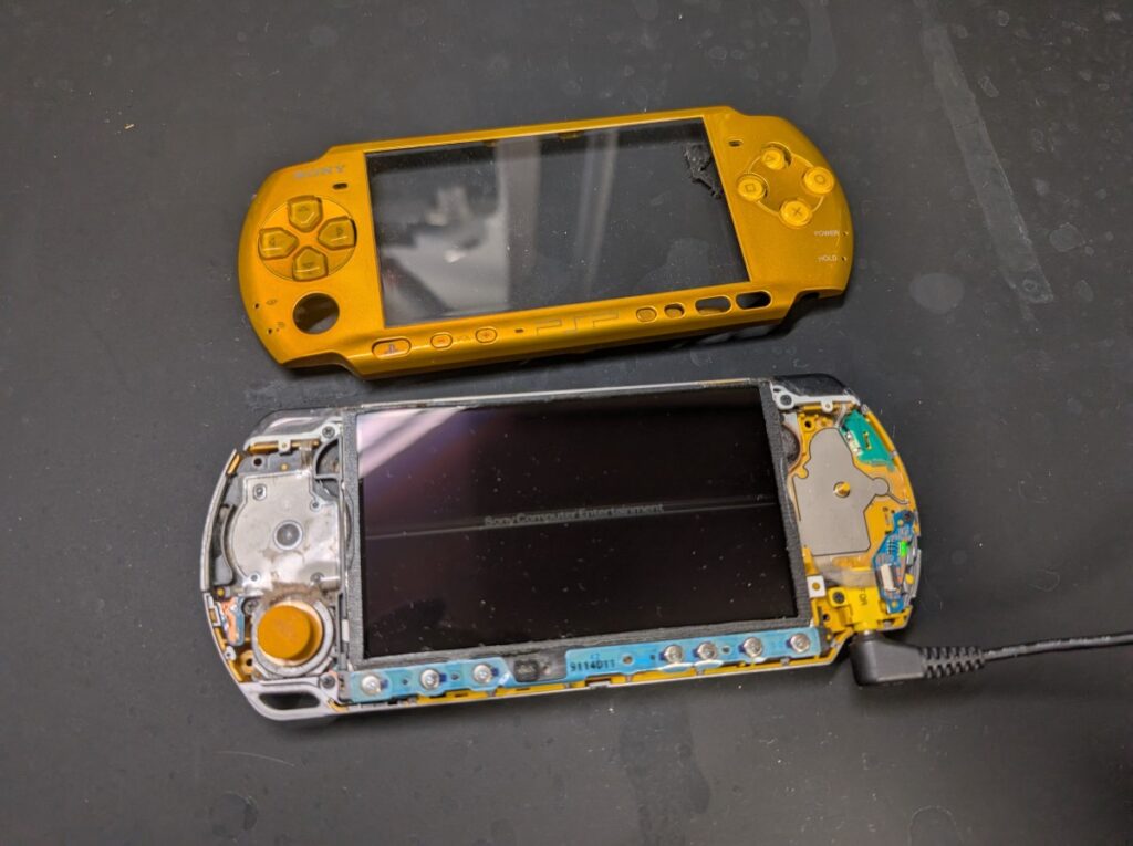 PSP-3000の上部カバー取り外した後の写真
分解時の様子
