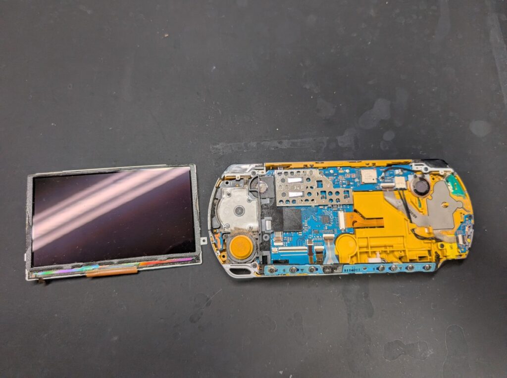 PSP-3000の液晶を本体から取り外した後の写真
分解時の様子
