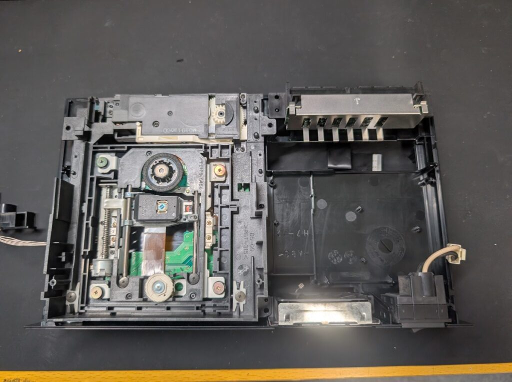 SCPH-18000の組み立て時の写真
ドライブと外装