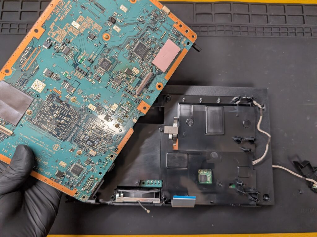 SCPH-18000の組み立て時の写真
基板取り付け時