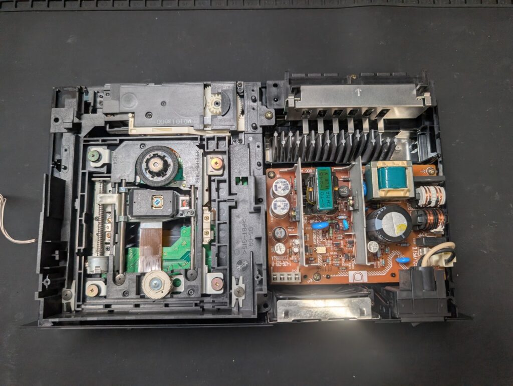 SCPH-18000の組み立て時の写真
ドライブ、電源基板、コントローラースロット取り付け時